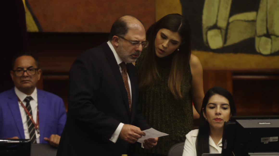 Henry Kronfle (PSC) y Valentina Centeno (ADN) revisan la lista de comisiones de la Asamblea, antes de la instalación del Pleno, este 19 de noviembre de 2023.