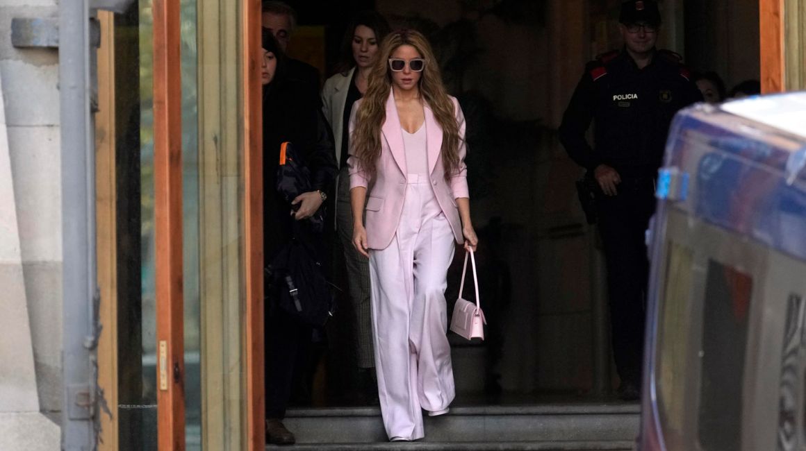 La cantante Shakira a su salida de la Audiencia de Barcelona tras aceptar este lunes el pago de una multa millonaria a cambio de una rebaja de condena que evitará su entrada en prisión, tras admitir que defraudó 14,5 millones a Hacienda entre los años 2012 y 2014, el 20 de noviembre de 2023.