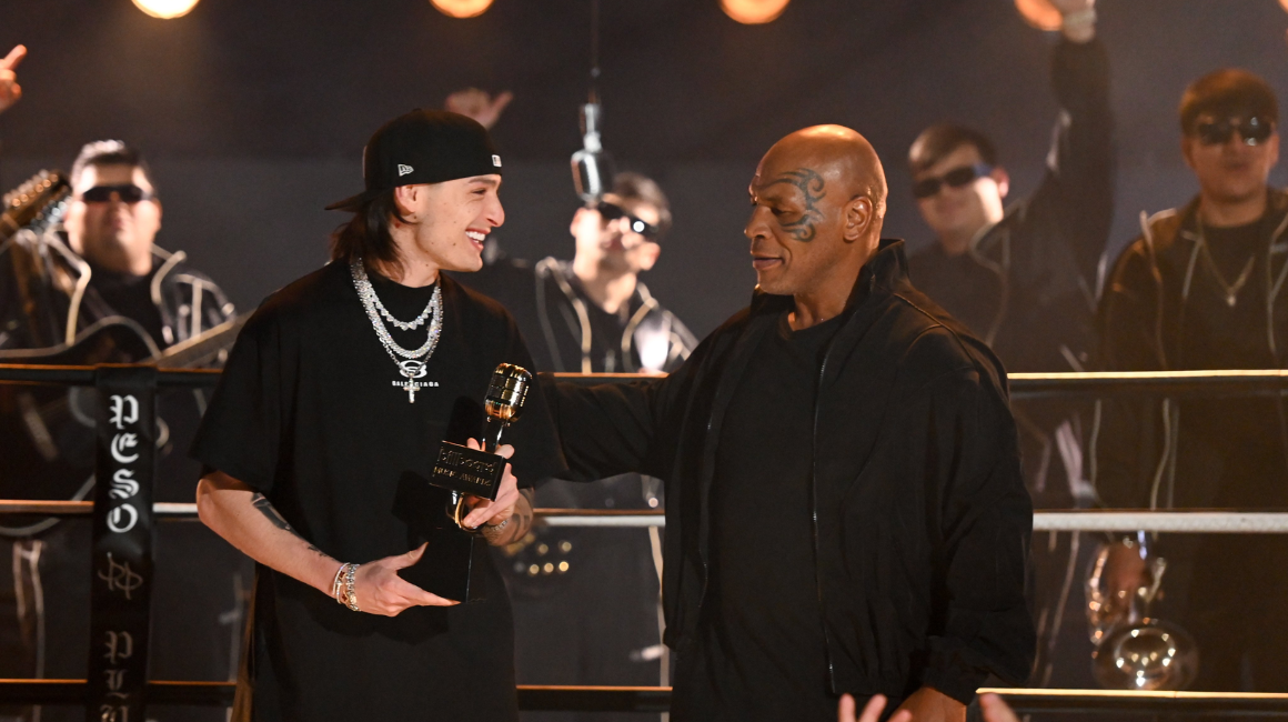 El cantante Peso Pluma subió al escenario de los Premios Billboard junto al ex boxeador Mike Tyson