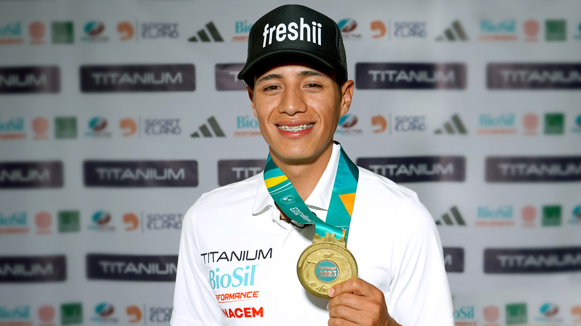 El marchista ecuatoriano, David Hurtado, posa con su medalla de oro de los Juegos Panamericanos 2023.