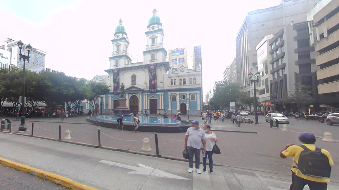 Imagen referencial de la Iglesia San Francisco y la plaza homónima en el centro de Guayaquil.