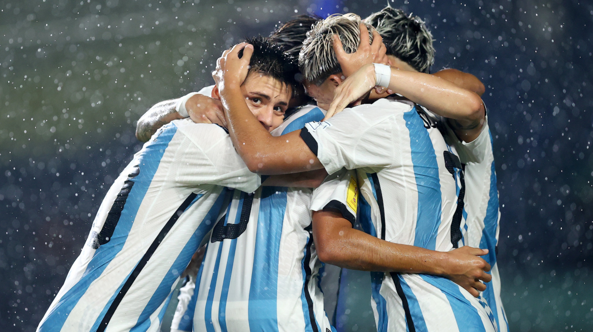 Los jugadores de Argentina festejan el triunfo ante Venezuela en el Mundial Sub 17, el 21 de noviembre de 2023.