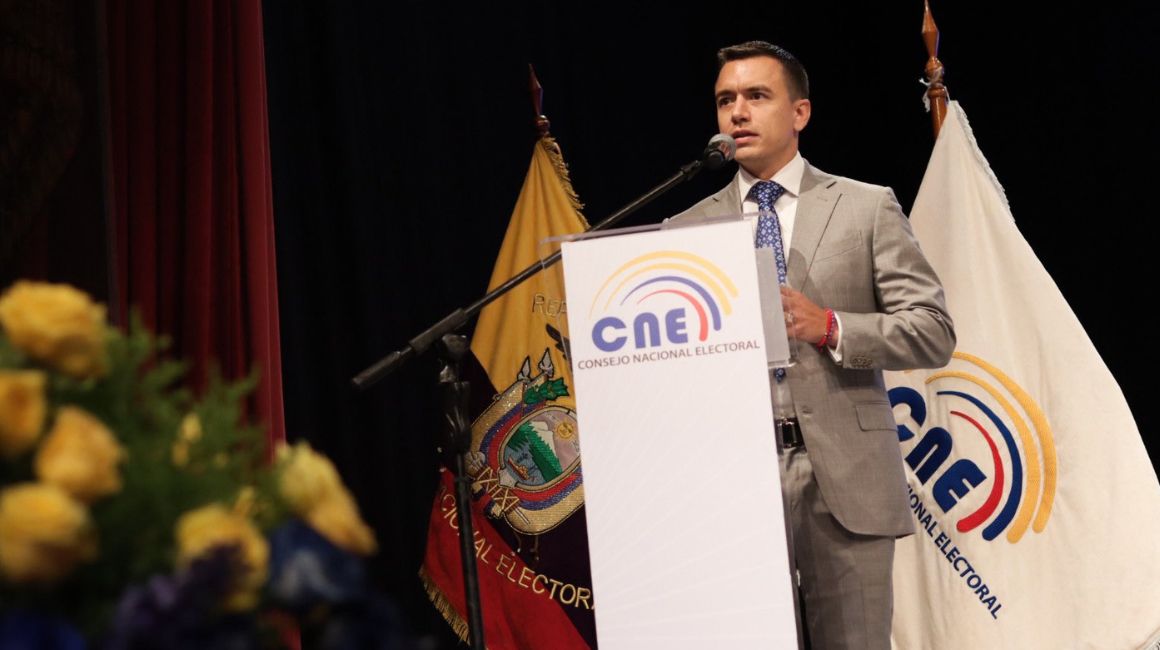 Daniel Noboa, presidente electo de Ecuador, recibe la credencial del CNE, el 15 de noviembre de 2023.