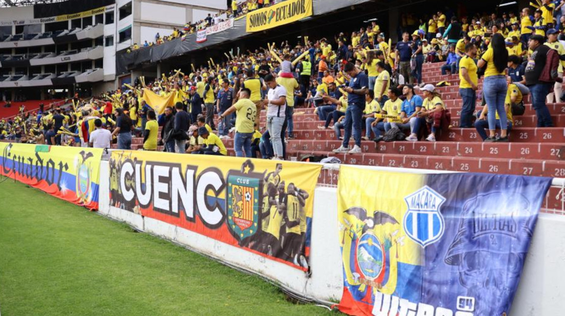 La barra 'Somos Ecuador' se ubicó en la general norte del estadio Rodrigo Paz, el 21 de noviembre de 2023. 