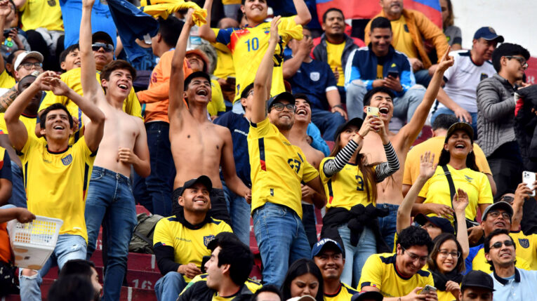 Hinchas de Ecuador, durante el partido ante Chile por Eliminatorias, el 21 de noviembre de 2023.