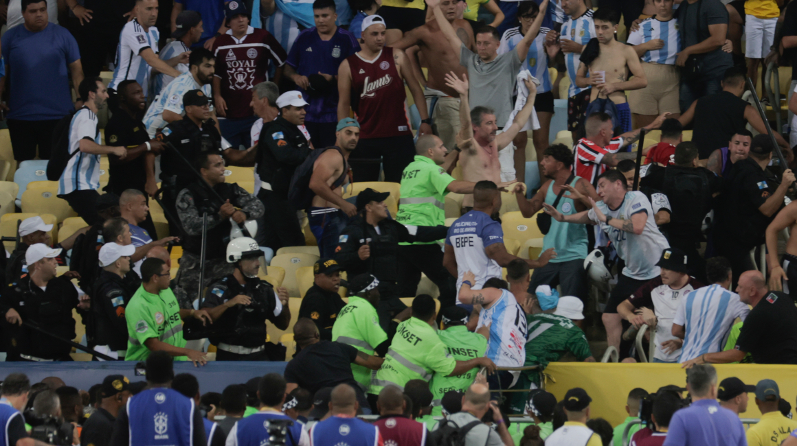 Hinchas se pelean antes del comienzo del Brasil-Argentina en el estadio Maracaná, el 21 de noviembre de 2023.