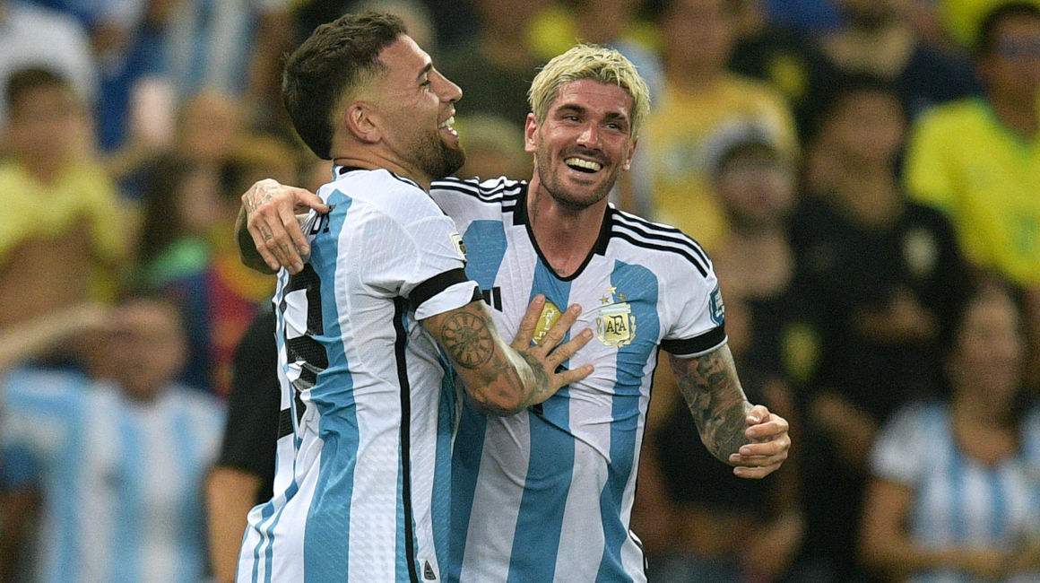 Nicolás Otamendi y Rodrigo de Paul celebran en el partido de Argentina ante Brasil, el 21 de noviembre de 2023.