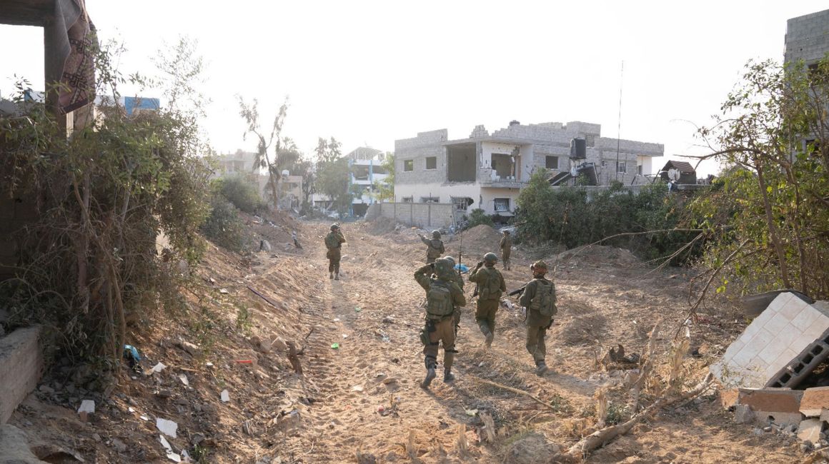 Efectivos de las tropas de las Fuerzas de Defensa Israelíes (FDI) operando en la Franja de Gaza en noviembre de 2023.