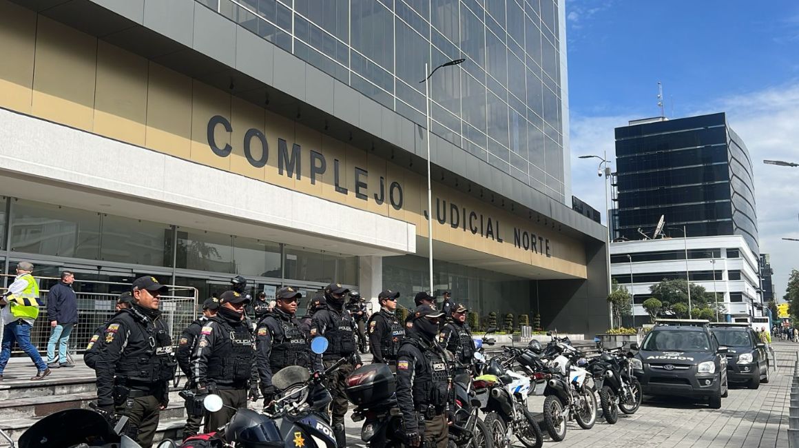 Un grupo de policías en los exteriores del complejo judicial norte de Quito, el 22 de noviembre de 2023.