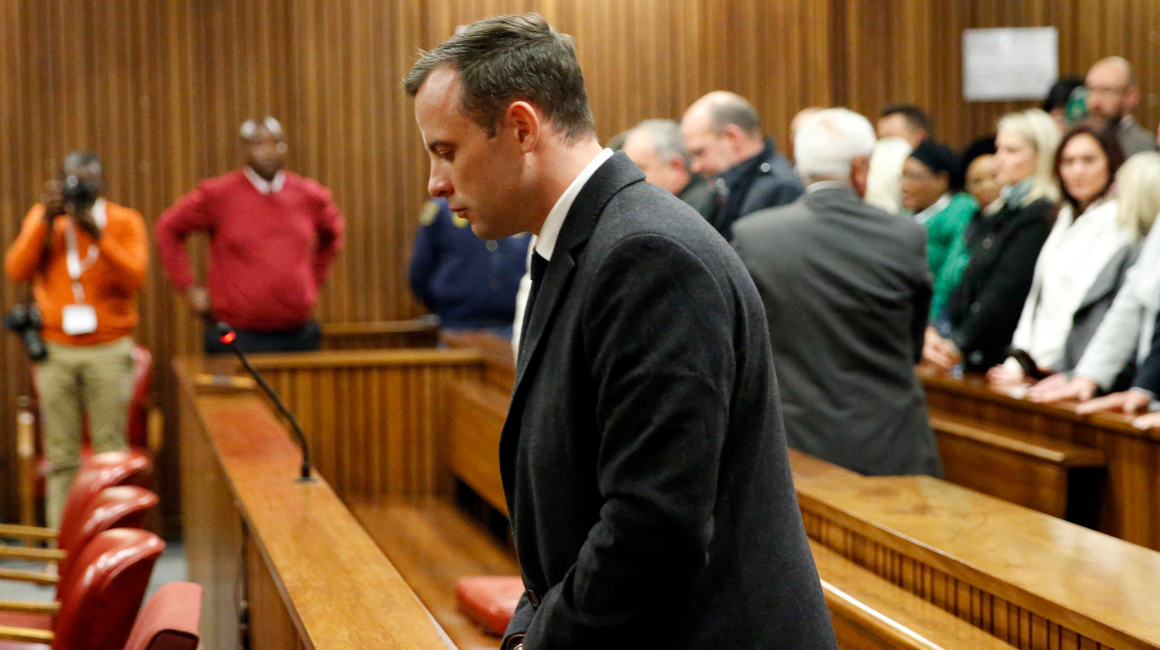 El atleta paralímpico sudafricano Oscar Pistorius (centro) reacciona ante el Tribunal Superior de Pretoria, el 6 de julio de 2016.