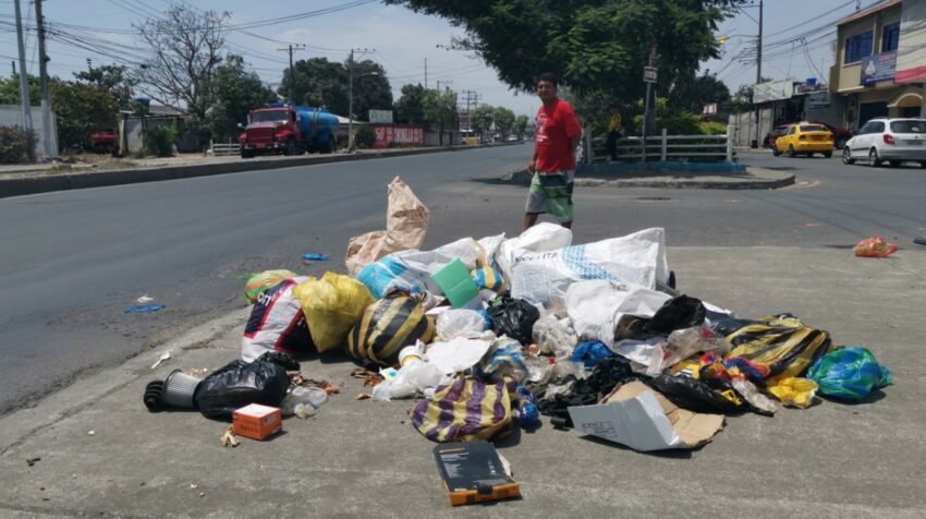 En San Enrique, al sur de Durán, se acumula basura en la esquinas ante la falta de recolección. 