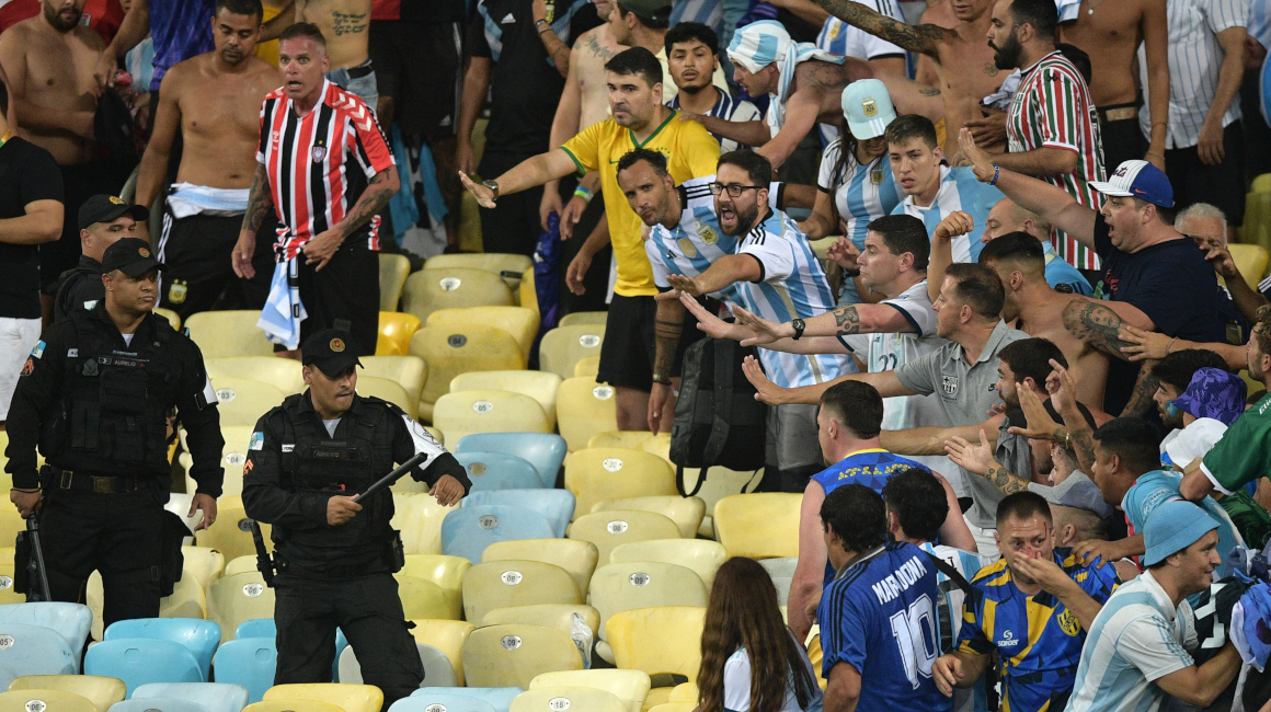La policía brasileña reprimió a la hinchada argentina durante el clásico ante Brasil, este 21 de noviembre de 2023.