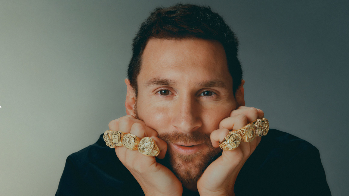 El argentino Lionel Messi posa con los ocho anillos creados por Adidas por cada Balón de Oro ganado.