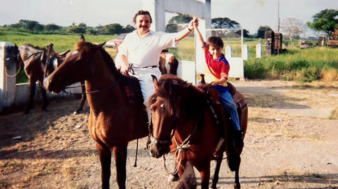 Álvaro Noboa junto a su hijo Daniel Noboa, de niño, montados a caballo. Archivo familiar. 
