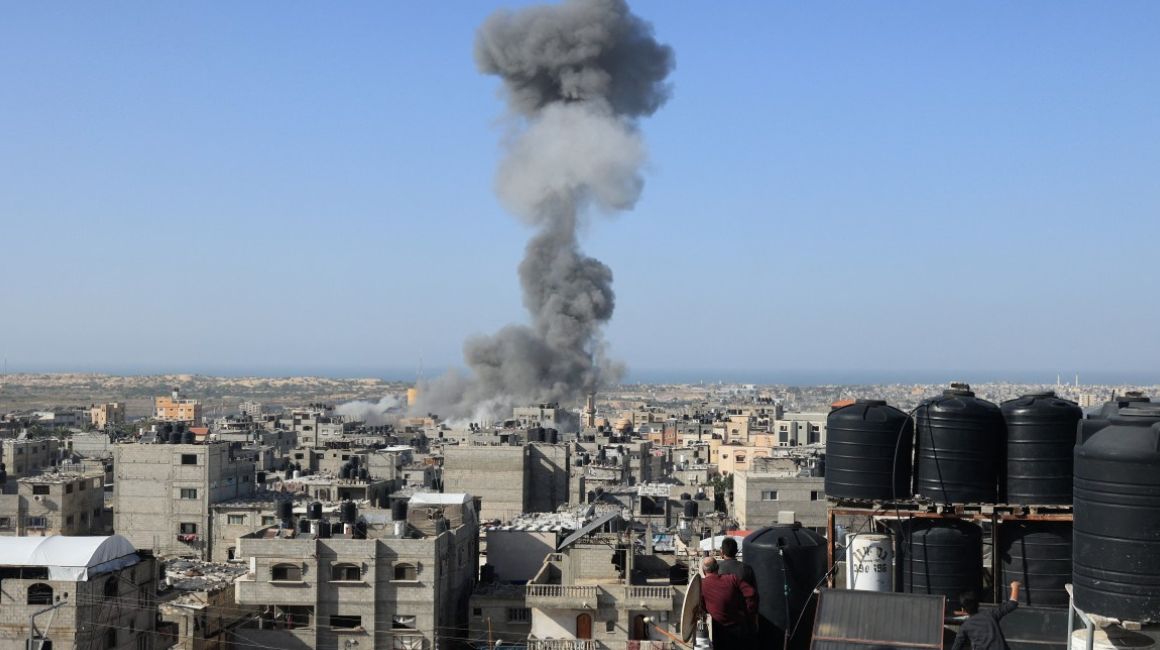 El humo se eleva después de un ataque israelí en Rafah, en el sur de la Franja de Gaza, el 23 de noviembre de 2023, en medio de continuas batallas entre Israel y el grupo militante palestino Hamás.