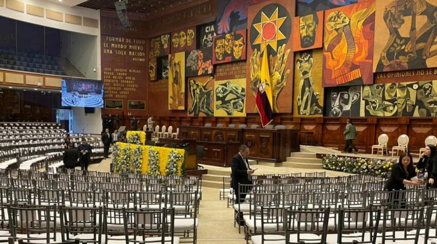 Preparativos en el interior de la Asamblea Nacional, previo a la posesión de Daniel Noboa, el 23 de noviembre de 2023.