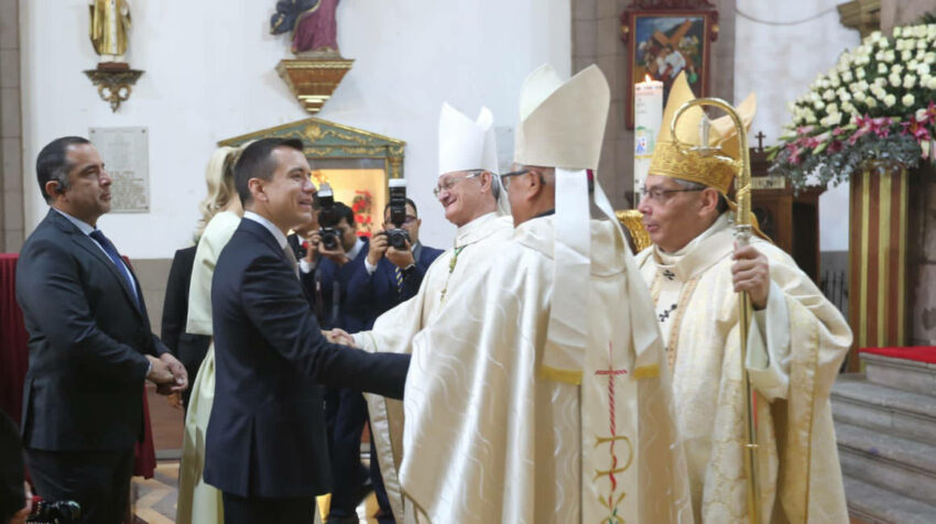 El presidente Daniel Noboa durante una misa privada en la Catedral de Quito, el 23 de noviembre de 2023.