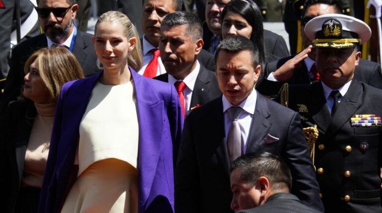 Lavinia Valbonesi acompaña a su esposo, Daniel Noboa, en su posesión como presidente de Ecuador, el 23 de noviembre de 2023.
