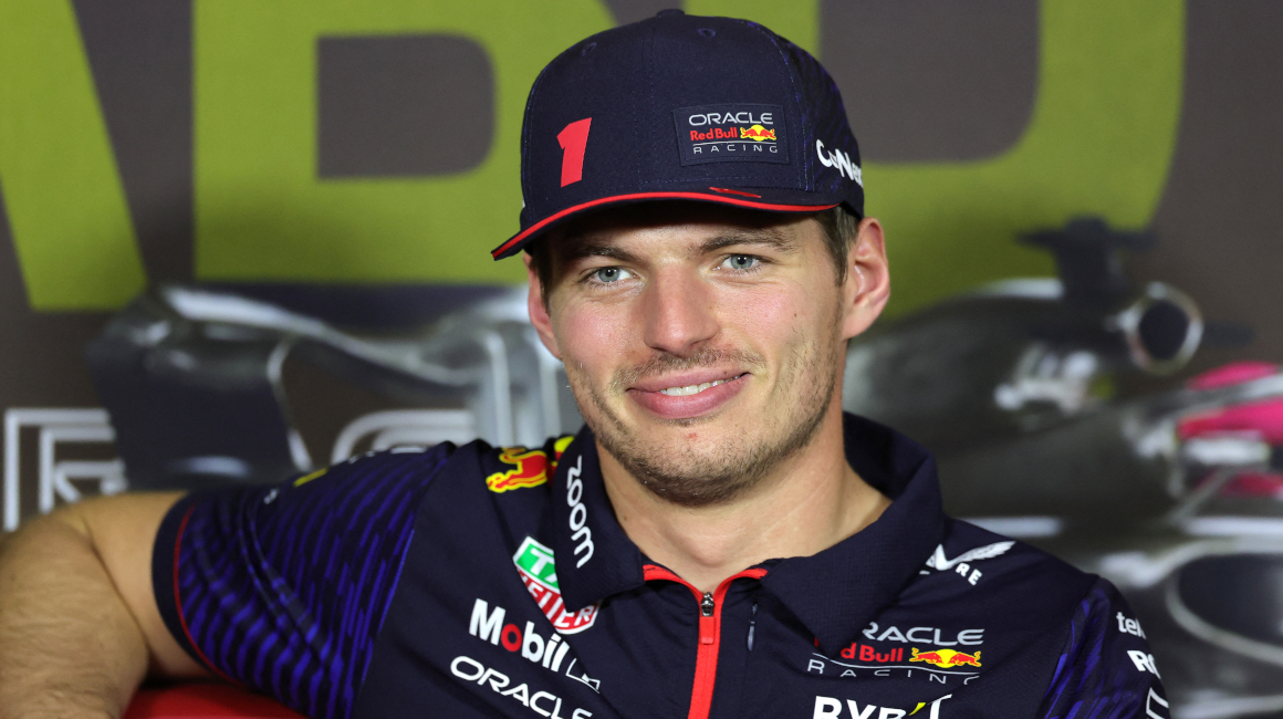 El piloto de Red Bull, Max Verstappen, sonríe durante una conferencia de prensa previa al Gran Premio de Fórmula 1 de Abu Dabi, el 23 de noviembre de 2023.