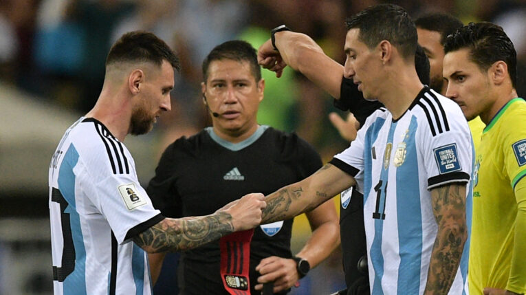 Lionel Messi le entrega la banda de capitán a Ángel Di María en el partido entre Argentina y Brasil por Eliminatorias, el 21 de noviembre de 2023.