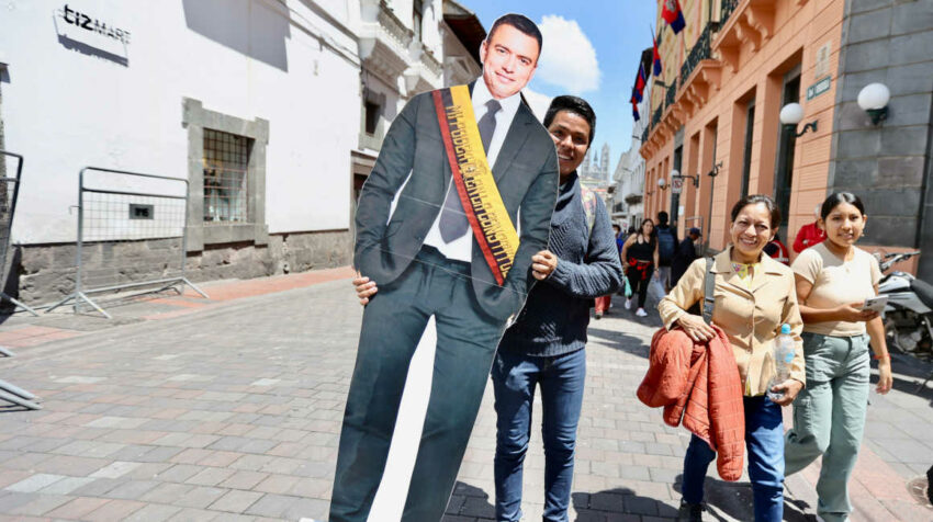 Ciudadanos esperan a Daniel Noboa en los exteriores del Palacio de Carondelet, en Quito, el 23 de noviembre de 2023. 