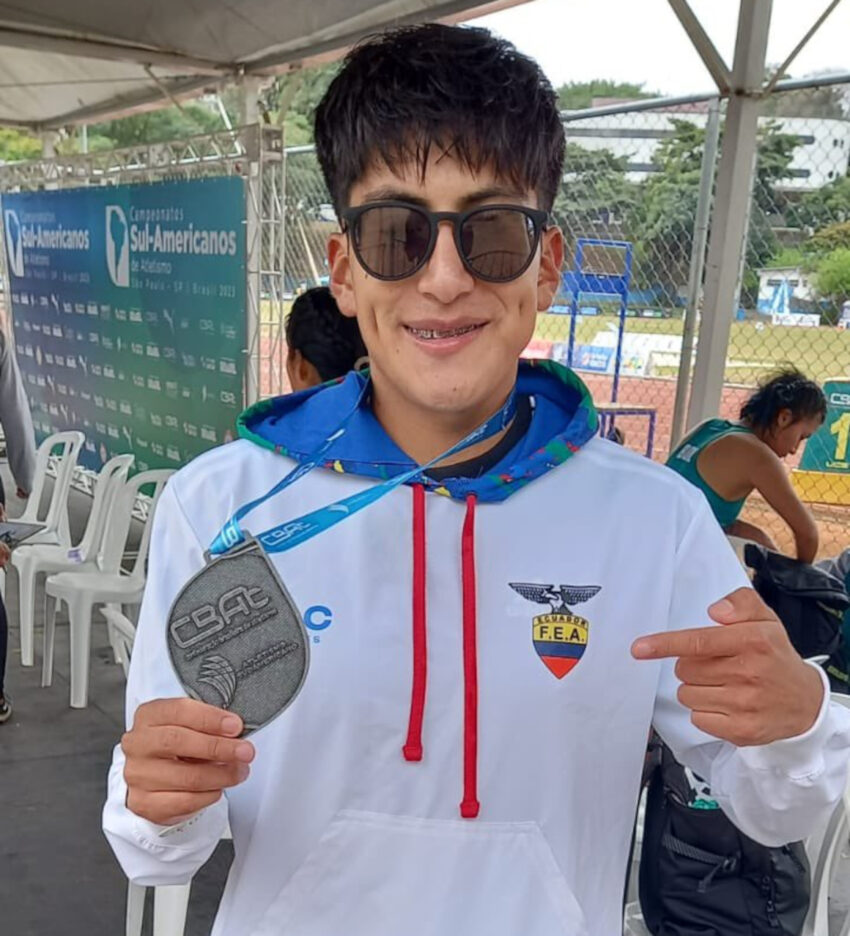 Jhonatan Amores, con su medalla de plata del Sudamericano de Marcha.