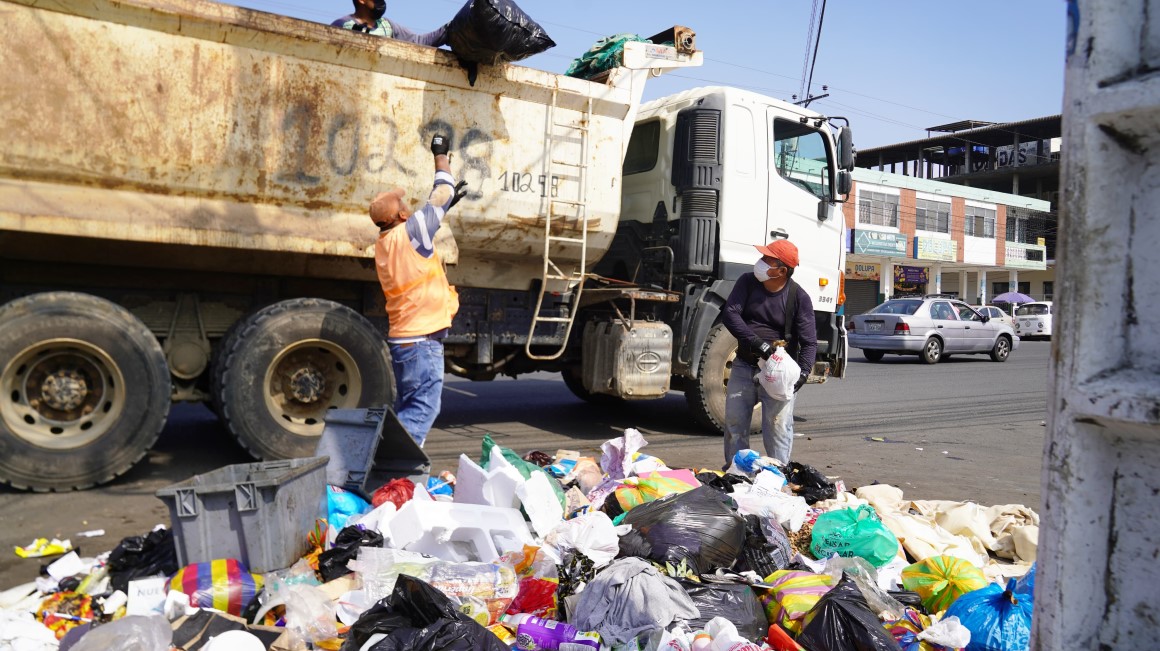 Empleados y volquetas municipales mitigan en parte la crisis de recolección de basura en Durán, tras la suspensión de actividades del consorcio Durán Limpio.
