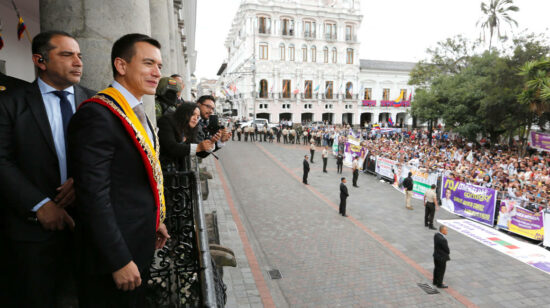 DanielNoboa saluda a sus simpatizantes desde el balcón del palacio de Carondelet, en Quito, el 23 de noviembre de 2023.