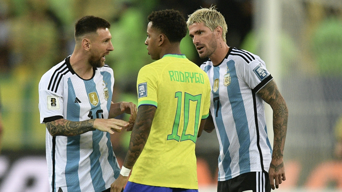 Messi discute con Rodrygo durante el Brasil-Argentina del pasado 21 de noviembre de 2023.