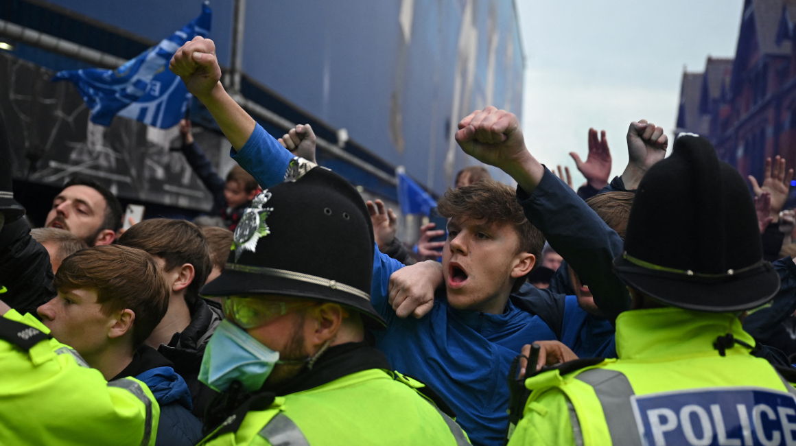 Aficionados de Everton en la llegada del autobús de su equipo antes del partido de la Premier League ante Newcastle, el 27 de abril de 2023.