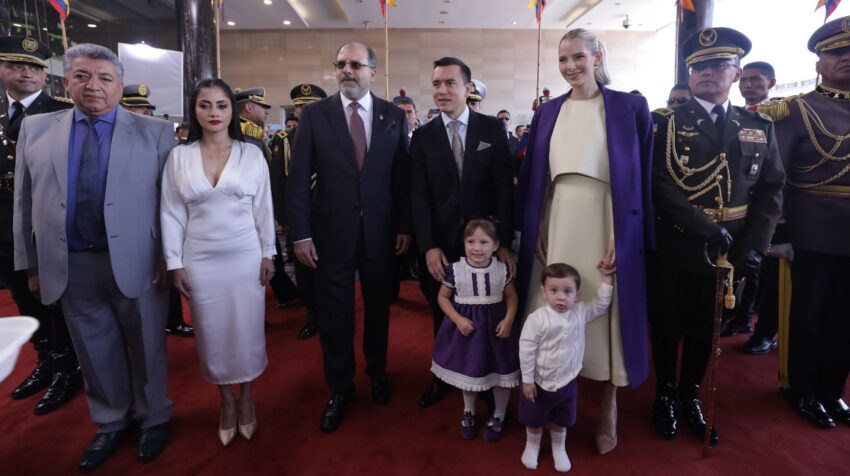 El presidente Daniel Noboa, su esposa Lavinia Valbonesi, y sus hijos, a su llegada al Palacio Legislativo para su posesión, este 23 de noviembre de 2023.