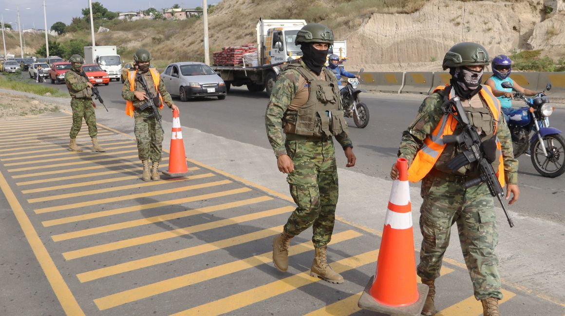 Personal de las Fuerzas Armadas efectúa controles de seguridad en Manta, Manabí, el 23 de julio de 2023.