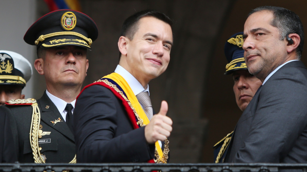 El presidente Daniel Noboa saluda a sus simpatizantes desde el balcón del palacio de Carondelet, en Quito, el 23 de noviembre de 2023.