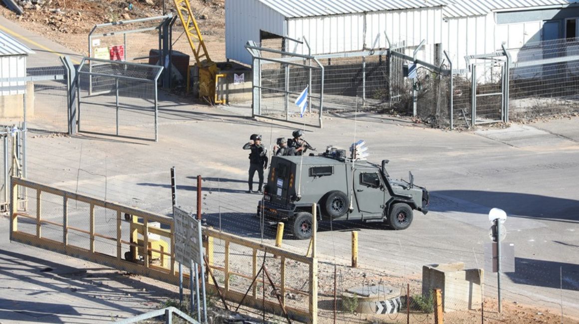 Actividad en el puesto de control de Ofera en Israel antes de que los rehenes israelíes retenidos por Hamás sean intercambiados, el 24 de noviembre de 2023.
