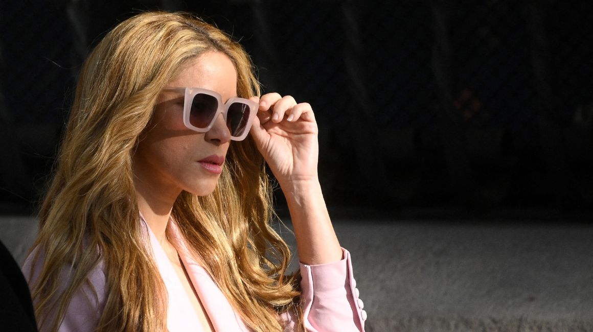 Shakira saliendo del jucio donde aceptó pagar multa por 7,7 millones de euros por fraude fiscal, en Barcelona, España.