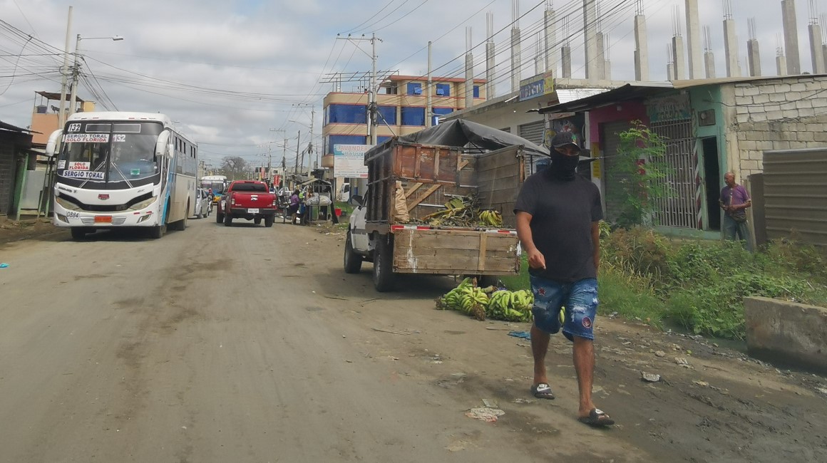 Un hombre encapuchado camina por una calle de la cooperativa Sergio Toral, en el distrito Nueva Prosperina, al noroeste de Guayaquil, en el distrito más violento de la ciudad.