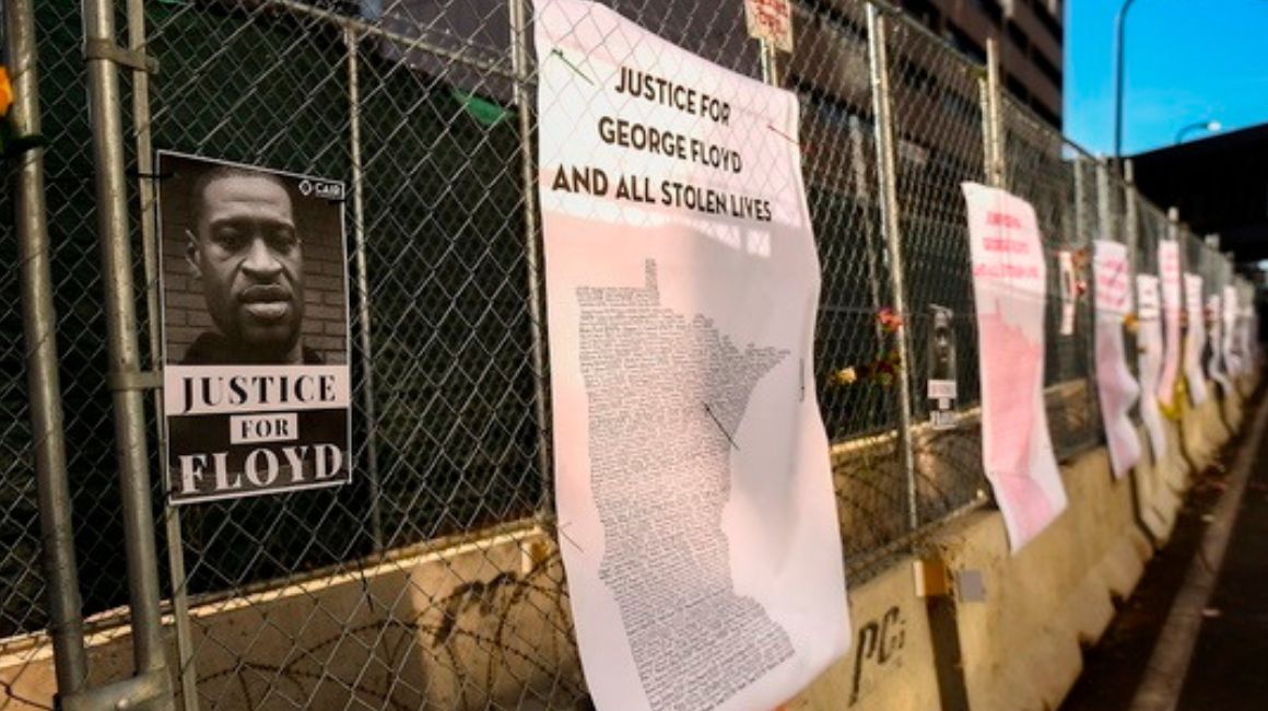 Carteles de protesta por el crimen de George Floyd, en Estados Unidos, en marzo de 2023.
