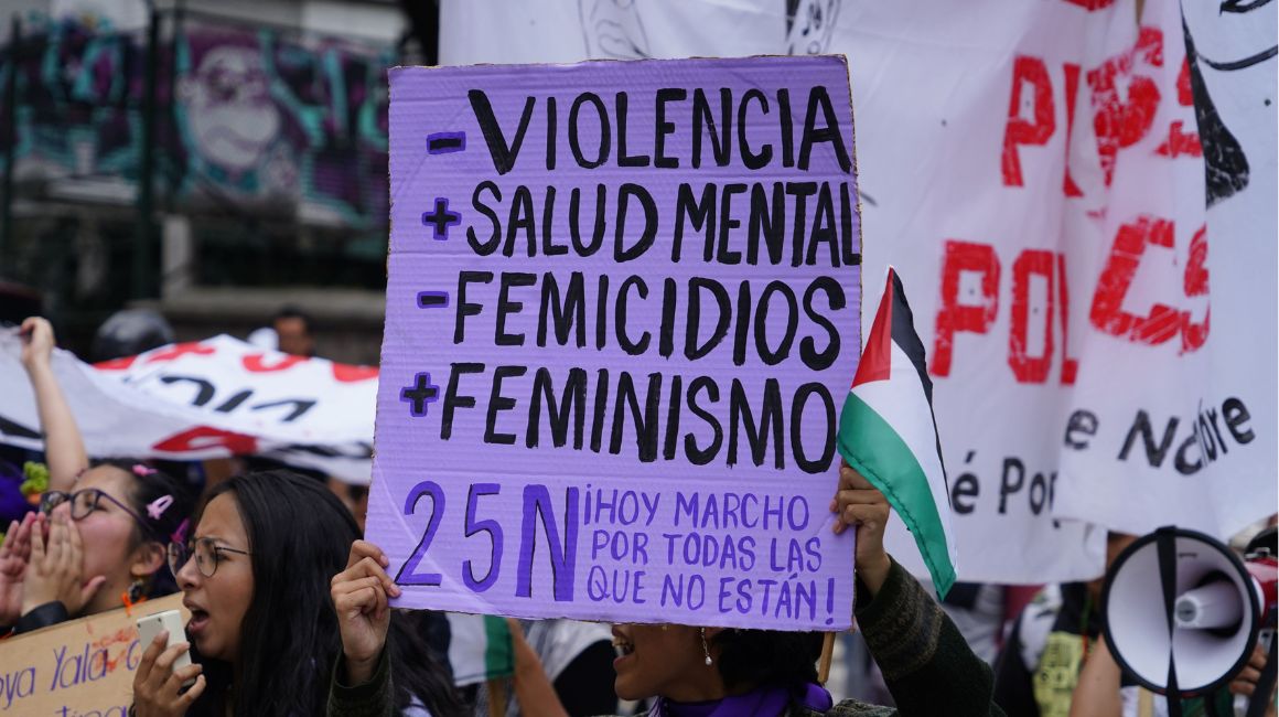 Mujeres participan en  la Marcha por el día de la no violencia a la mujer en Quito, el 25 de noviembre de 2023.