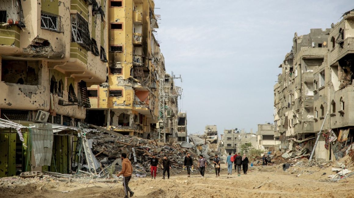Los palestinos que transportan algunos artículos recuperables abandonan la ciudad de Gaza hacia zonas más seguras en el sur el 25 de noviembre de 2023.