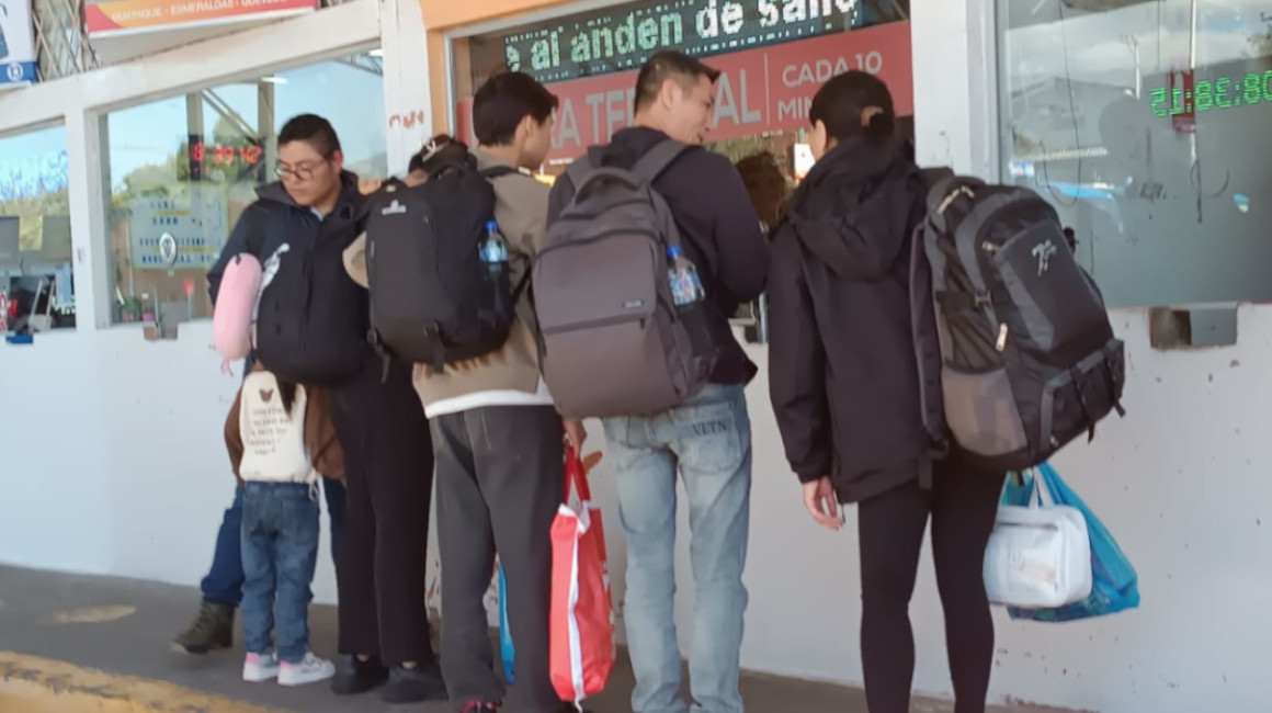 Ciudadanos asiáticos compran pasajes en la terminal de Carcelén, en el norte de Quito, hacia Tulcán, frontera con Colombia.