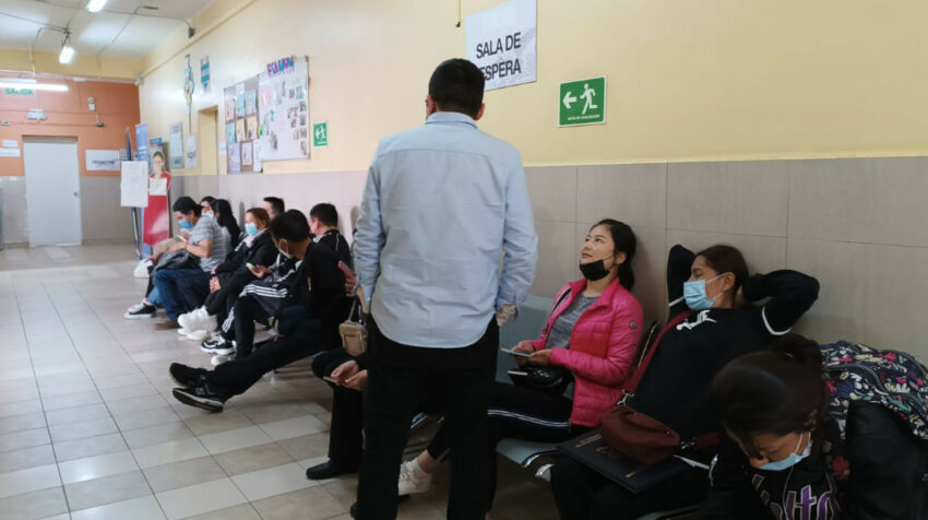 Ciudadanos chinos y de otras nacionalidades esperan para vacunarse en el Centro de Salud N° 1, del Centro de Quito. 
