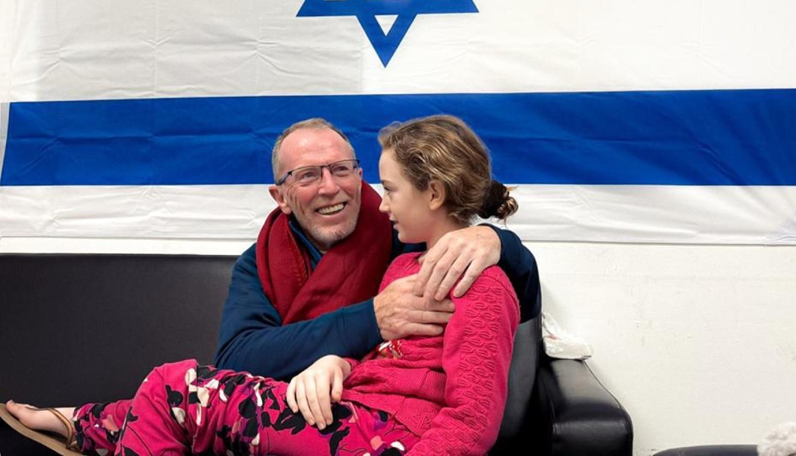 Emily Hand, una rehén israelí retenida por Hamás en Gaza durante 50 días, se reúne con su padre en Israel.