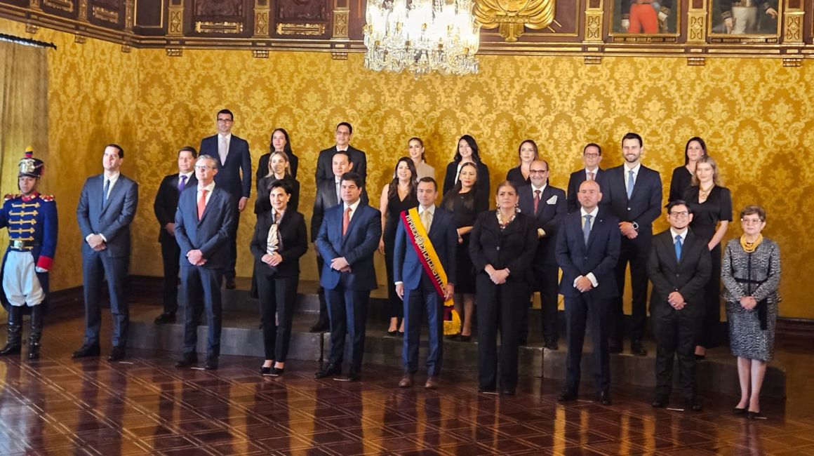 Foto oficial del presidente Daniel Noboa con su gabinete ministerial, en el Salón Amarillo del Palacio de Carondelet, el 26 de noviembre de 2023.