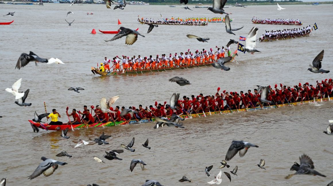 Alrededor de 300 barcos dragon participaron en el Festival del Agua 2023, en la capital de Camboya.