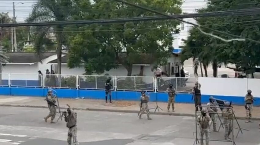 Militares y policías en la parroquia Puerto Bolívar, en Machala, el 26 de noviembre de 2023.