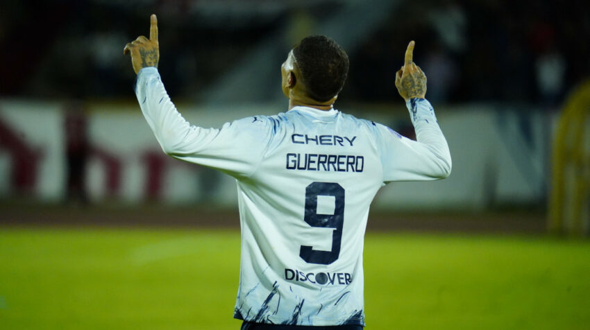 El delantero peruano de Liga, Paolo Guerrero, festeja su gol en la Fecha 14 ante Cumbayá FC, el 26 de noviembre de 2023.