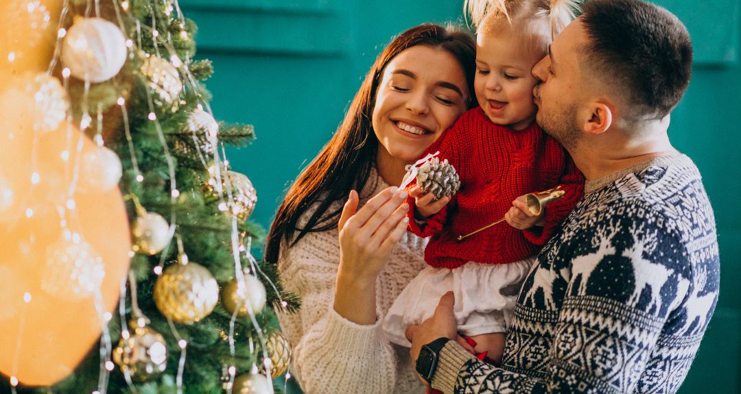 Familia feliz y abrazandose en Navidad