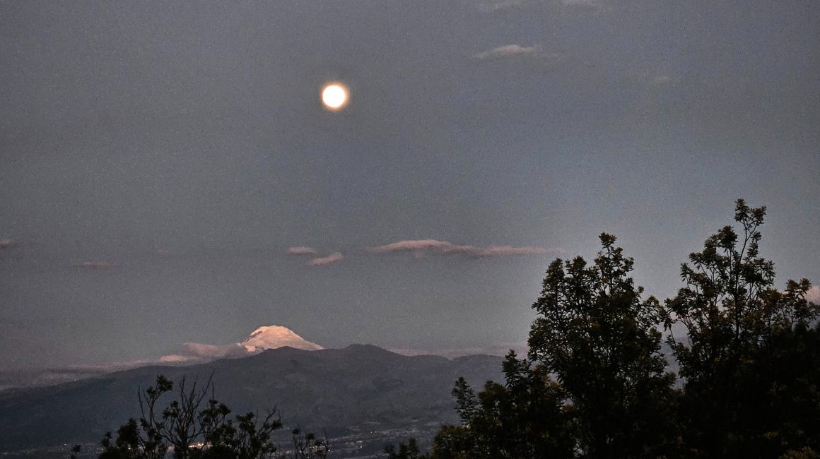 Luna llena vista desde el sector La Floresta, en Quito, el domingo 26 de noviembre.