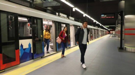 Usuarios salen de uno de los trenes del Metro de Quito, en mayo de 2023.