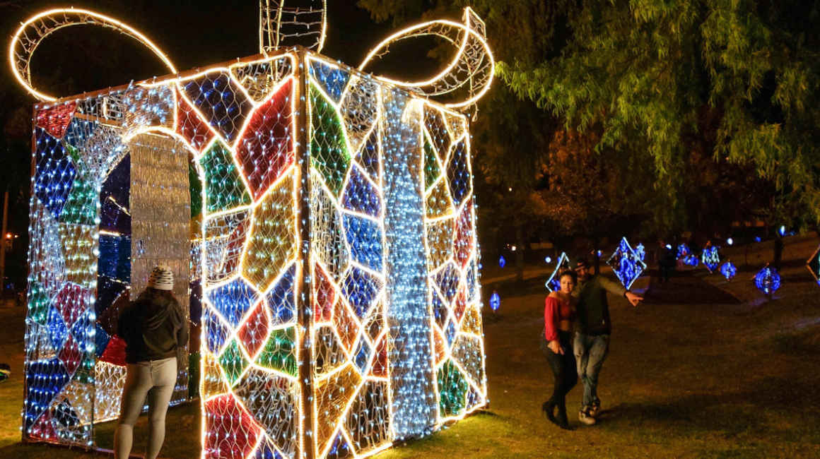 Personas en el Parque Miraflores, en Cuenca, en Navidad, en diciembre de 2021.
